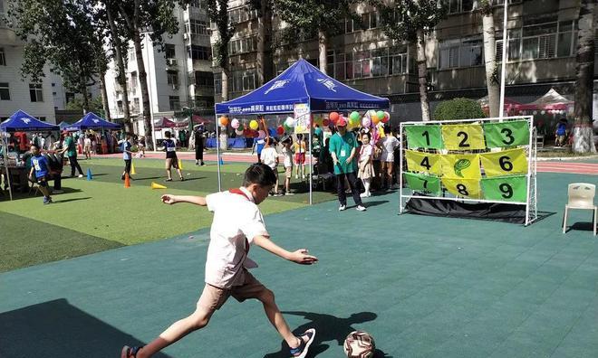 小人保龄球怎么玩？一根手指控制的技巧是什么？
